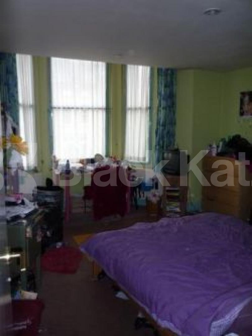 			A MUST SEE, 3 Bedroom, 1 bath, 1 reception Flat			 Church Lane, CROUCH END N8